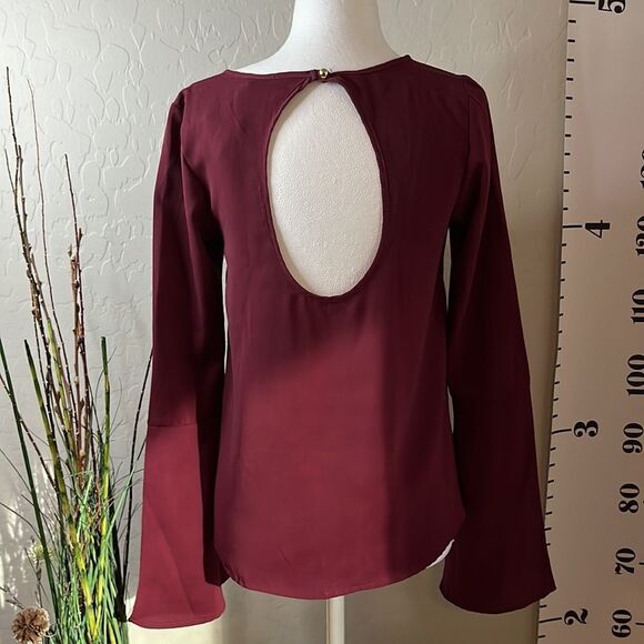 one Clothing XS burgundy top w/ long bell sleeves and open back. Sz XS. - Picture 4 of 10